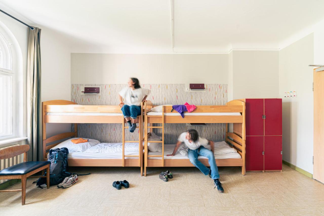 Cama individual en dormitorio compartido de 4 camas con baño compartido